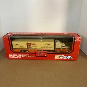 1992 Racing Champions Alan Kulwicki Hooters Transporter/Hauler 1:64 Scale
